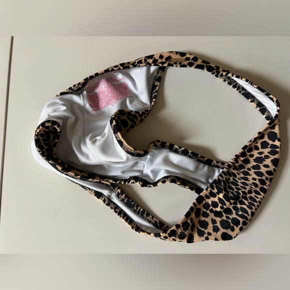 Like New- Women’s Victoria’s Secret Push Up Swimsuit
Size 32B top 
Small Bottom - Picture 5 of 5